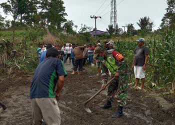 Babinsa Kodim 0207/Simalungun Bersama Warga Gotong Royong Perbaiki Jalan