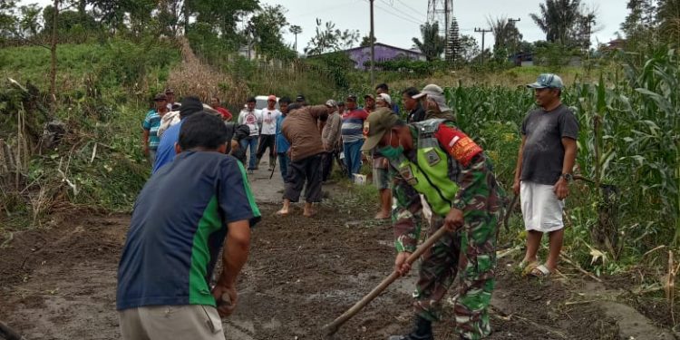 Babinsa Kodim 0207/Simalungun Bersama Warga Gotong Royong Perbaiki Jalan