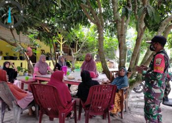 Personel Babinsa Kodim 0207/Simalungun Komsos Dengan Warga Nagori Bintang Mariah