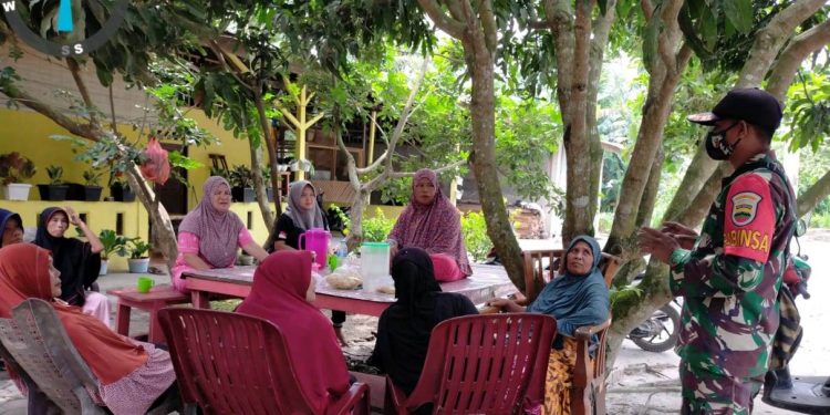 Personel Babinsa Kodim 0207/Simalungun Komsos Dengan Warga Nagori Bintang Mariah Personel Babinsa Kodim 0207/Simalungun Komsos Dengan Warga Nagori Bintang Mariah