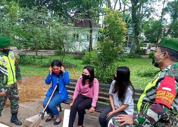 Personel Kodim 0207/Simalungun Sosialisasi Penegakan Disiplin Protokol Kesehatan dan Razia Masker di Taman Bunga Pematangsiantar