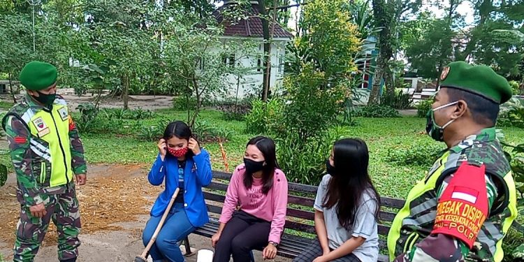 Personel Kodim 0207/Simalungun Sosialisasi Penegakan Disiplin Protokol Kesehatan dan Razia Masker di Taman Bunga Pematangsiantar Personel Kodim 0207/Simalungun Sosialisasi Penegakan Disiplin Protokol Kesehatan dan Razia Masker di Taman Bunga Pematangsiantar
