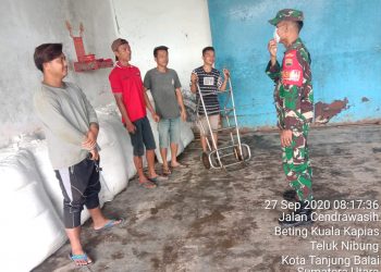 Babinsa Jajaran Kodim 0208/Asahan Ajak Pekerja Buruh Untuk Memakai Masker Saat Bekerja