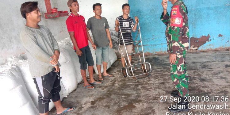 Babinsa Jajaran Kodim 0208/Asahan Ajak Pekerja Buruh Untuk Memakai Masker Saat Bekerja