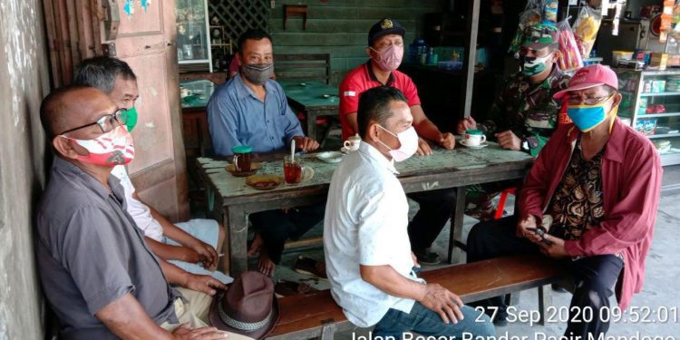 Lewat Komsos, Personel Babinsa Kodim 0208/Asahan Berikan Himbauan New Normal Kepada Masyarakat Lewat Komsos, Personel Babinsa Kodim 0208/Asahan Berikan Himbauan New Normal Kepada Masyarakat