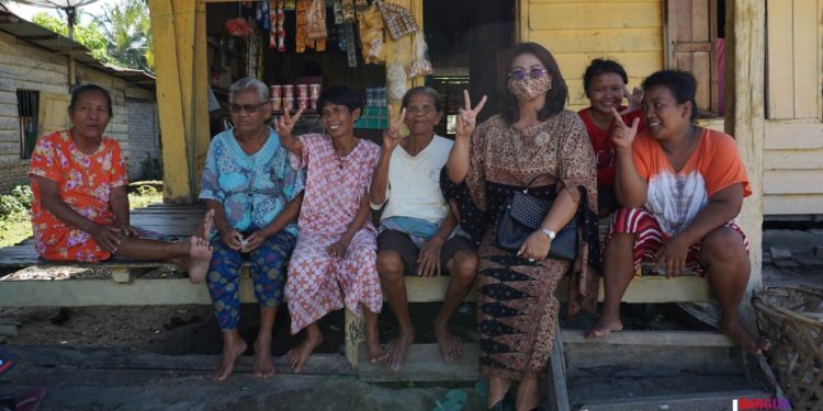 Nuraini Tumpak Siregar br Sirait 'Ditodong' Emak-emak untuk Berfoto Nuraini Tumpak Siregar br Sirait 'Ditodong' Emak-emak untuk Berfoto