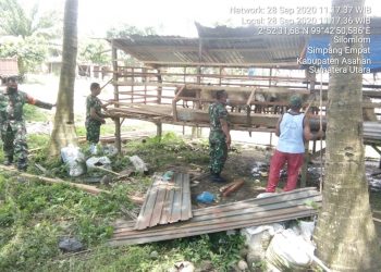Tunjukkan Kepedulian Terhadap Warga Binaan, Personel Kodim 0208/Asahan Bantu Perbaiki Kandan Ternak