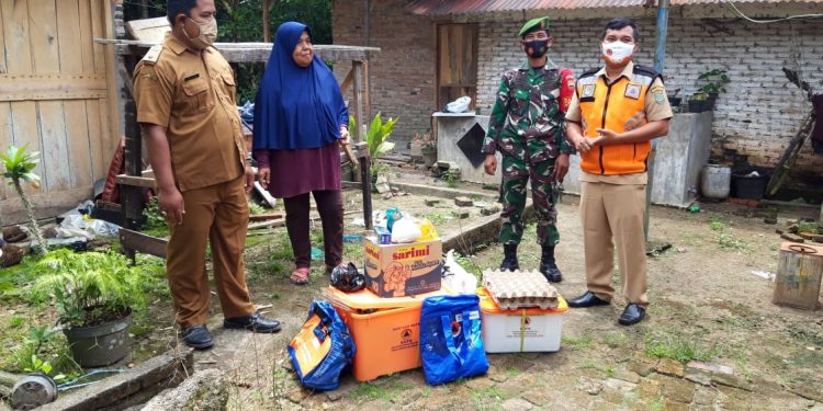 Realisasikan Peri Kemanusiaan, Personel Jajaran Kodim 0208/Asahan Dampingi Penyerahan Bantuan Dari BNPB Kabupaten Asahan Realisasikan Peri Kemanusiaan, Personel Jajaran Kodim 0208/Asahan Dampingi Penyerahan Bantuan Dari BNPB Kabupaten Asahan