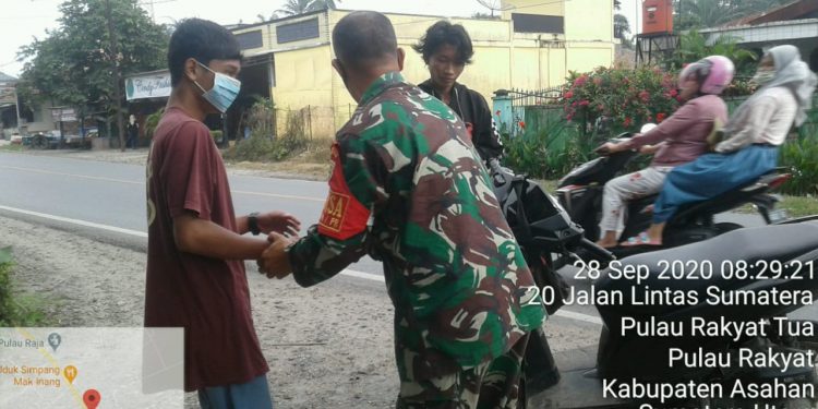 Personil Jajaran Kodim 0208/Asahan Himbau Warga Yang Sedang Bepergian Agar Tetap Patuhi Protokol Kesehatan