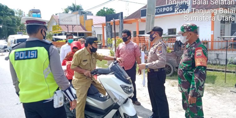 Aparat Keamanan Bersinergi Bergerak Lakukan Operasi Yustisi Cegah Penyebaran COVID-19 Aparat Keamanan Bersinergi Bergerak Lakukan Operasi Yustisi Cegah Penyebaran COVID-19