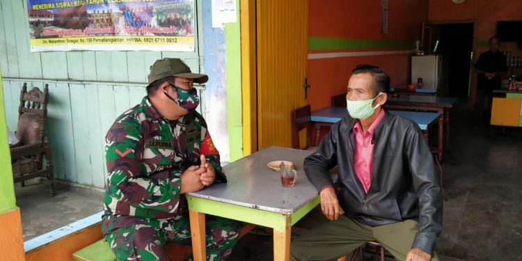 Personel Jajaran Kodim 0207/Simalungun Gandeng Masyarakat Dengan Cara Komsos Personel Jajaran Kodim 0207/Simalungun Gandeng Masyarakat Dengan Cara Komsos