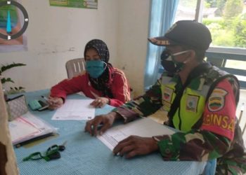 Sambangi Puskesmas, Personel Babinsa Kodim 0207/Simalungun Komsos Dengan Perangkat Puskesmas Silou Kahean