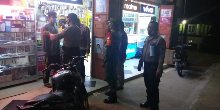 Tim Gabungan Patroli Imbau Warga Agar Tak Berkerumun Dimalam Hari Tim Gabungan Patroli Imbau Warga Agar Tak Berkerumun Dimalam Hari