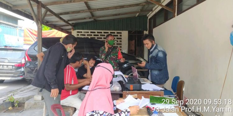 Bantuan Beras Dari Kemensos Telah Tiba, Personel Jajaran Kodim 0208/Asahan Bantu Pendistribusiannya Kepada Warga Bantuan Beras Dari Kemensos Telah Tiba, Personel Jajaran Kodim 0208/Asahan Bantu Pendistribusiannya Kepada Warga
