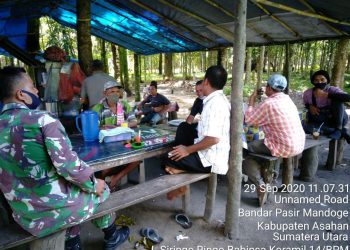 Langsung Tegur Warga Yang Sedang Nongkrong Di Warung Agar Patuhi Protokol Kesehatan