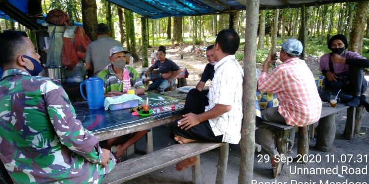 Langsung Tegur Warga Yang Sedang Nongkrong Di Warung Agar Patuhi Protokol Kesehatan Langsung Tegur Warga Yang Sedang Nongkrong Di Warung Agar Patuhi Protokol Kesehatan
