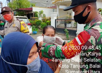 Jajaran Kodim 0208/Asahan Bersama Babinkamtibmas Bagikan Masker Demi Keselamatan Warga Binaan