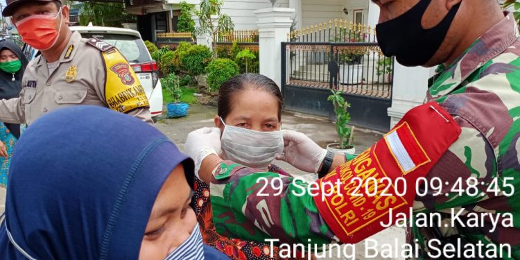 Jajaran Kodim 0208/Asahan Bersama Babinkamtibmas Bagikan Masker Demi Keselamatan Warga Binaan Jajaran Kodim 0208/Asahan Bersama Babinkamtibmas Bagikan Masker Demi Keselamatan Warga Binaan