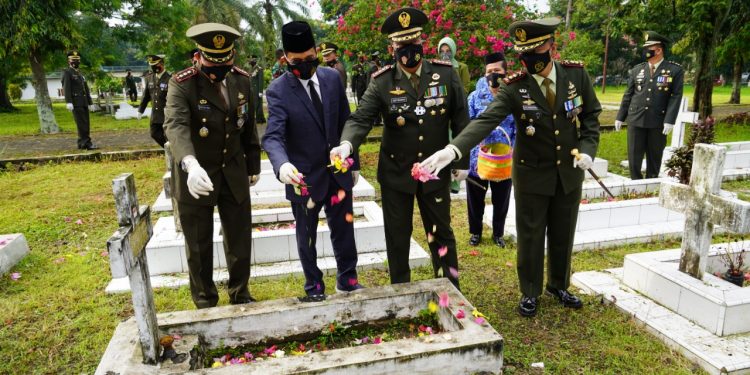 Sambut HUT TNI ke -75, Korem 022/PT laksanakan Ziarah Ke Makam Pahlawan Nagur Pematang Siantar