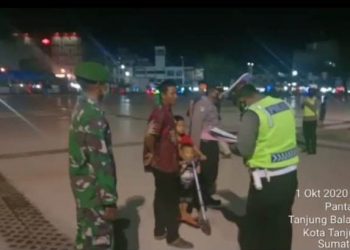 Dalam Rangka Penegakan Disiplin Protokol Kesehatan Personel Gabungan TNI-Polri Melalui Koramil 08/PB Laksanakan Prokes Diwilayah Binaan