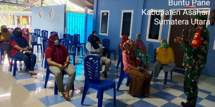 Personel Jajaran Kodim 0208/Asahan Sosialisasikan Pentingnya Pakai Masker Kepada Ibu-ibu Warga Desa Sei Silau Timur Personel Jajaran Kodim 0208/Asahan Sosialisasikan Pentingnya Pakai Masker Kepada Ibu-ibu Warga Desa Sei Silau Timur