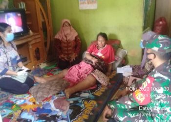Wujudkan Solidaritas Antara Personel Jajaran Kodim 0208/Asahan Dan Warga Binaan, Babinsa Jenguk Warganya Yang Sakit