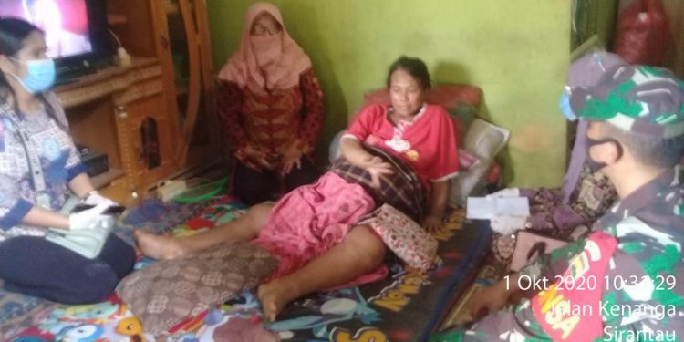 Wujudkan Solidaritas Antara Personel Jajaran Kodim 0208/Asahan Dan Warga Binaan, Babinsa Jenguk Warganya Yang Sakit Wujudkan Solidaritas Antara Personel Jajaran Kodim 0208/Asahan Dan Warga Binaan, Babinsa Jenguk Warganya Yang Sakit