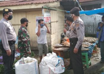 Personel Kodim 0207/Simalungun Bersama Instansi Terkait Cek Suhu Tubuh Warga Antisipasi Covid-19