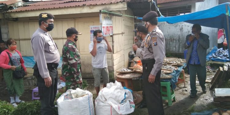 Personel Kodim 0207/Simalungun Bersama Instansi Terkait Cek Suhu Tubuh Warga Antisipasi Covid-19