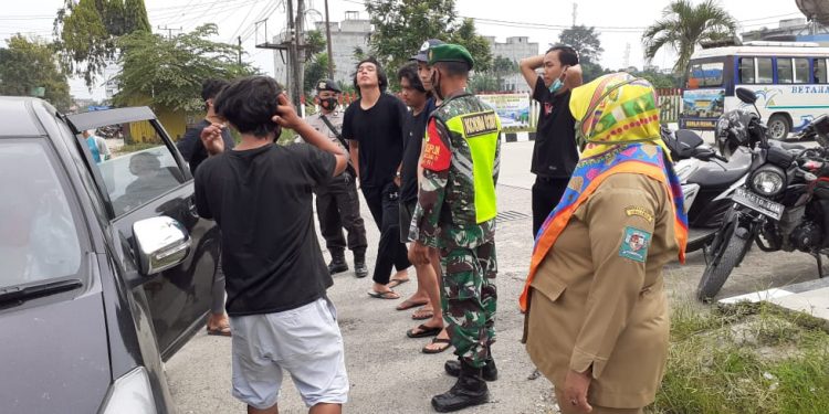 Perangi Penyebaran Covid-19 TNI-POLRI Razia Masker di Perdagangan Perangi Penyebaran Covid-19 TNI-POLRI Razia Masker di Perdagangan