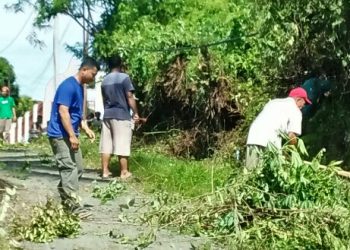 TNI Dan Warga Gotong-Royong Bersihkan Jalan Desa