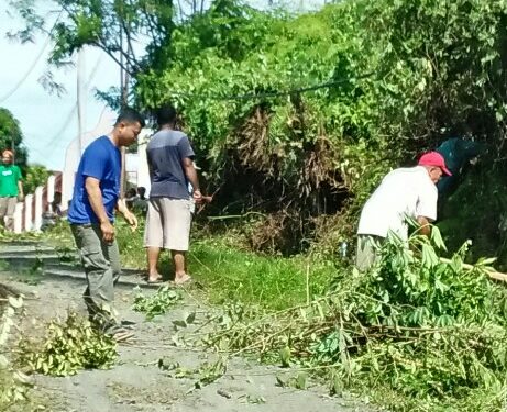 TNI Dan Warga Gotong-Royong Bersihkan Jalan Desa