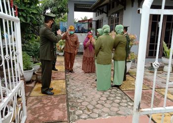 Komandan Kodim 0208/Asahan Didampingi Danramil 06/Kisaran Berbagi Sembako Sebagai Bentuk Syukur HUT TNI Ke-75
