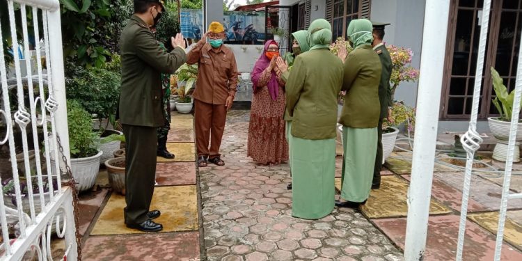 Komandan Kodim 0208/Asahan Didampingi Danramil 06/Kisaran Berbagi Sembako Sebagai Bentuk Syukur HUT TNI Ke-75