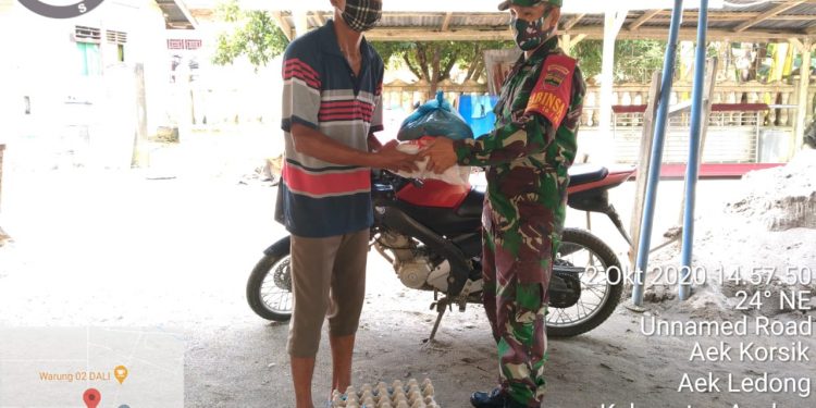 Tak Pilih Kasih, Personel Jaajran Kodim 0208/Asahan Berbagi Sembako Kepada Masyarakat Tak Pilih Kasih, Personel Jaajran Kodim 0208/Asahan Berbagi Sembako Kepada Masyarakat