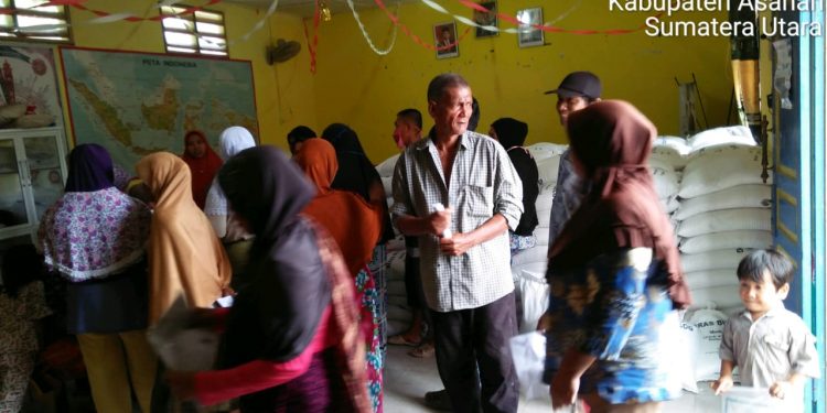 Dengan Tulus Hati, Personel Jajaran Kodim 0208/Asahan Bantu Pendistribusian Sembako Dari Kemensos Dengan Tulus Hati, Personel Jajaran Kodim 0208/Asahan Bantu Pendistribusian Sembako Dari Kemensos