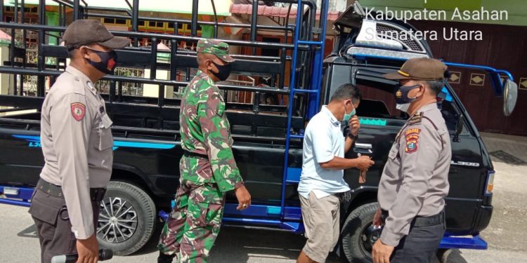 Jajaran Kodim 0208/Asahan Gandeng Polsek Bandar Pulau Dalam Menghimbau Masyarakat Agar Terapkan New Normal Jajaran Kodim 0208/Asahan Gandeng Polsek Bandar Pulau Dalam Menghimbau Masyarakat Agar Terapkan New Normal
