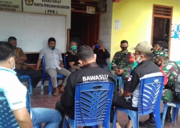 Personil Kodim 0208/Asahan Melalui Koramil-13/Bandar Pulau Dampingi Penertiban Alat Peraga Kampanye (APK)
