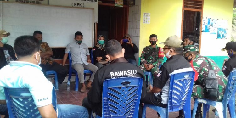 Personil Kodim 0208/Asahan Melalui Koramil-13/Bandar Pulau Dampingi Penertiban Alat Peraga Kampanye (APK)