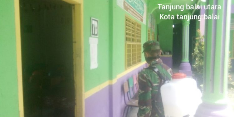 Semprotkan Disinfektan Guna Sterilisasasi Dari Covid-19 Oleh Personel Jaajran Kodim 0208/Asahan