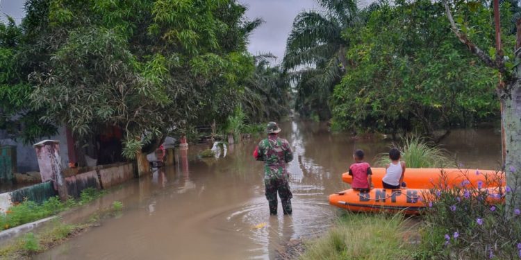 Jajaran Kodim 0208/Asahan Lakukan Peninjauan Terhadap Rumah Yang Terdampak Banjir
