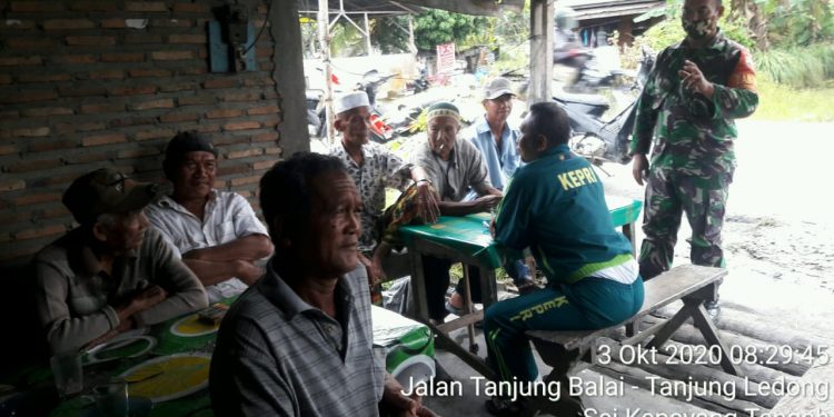 Di Salah Satu Kedai, Personel Jajaran Kodim 0208/Asahan Himbau Warga Mengenai ProtKes