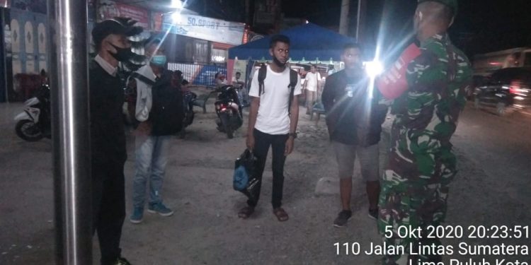 TNI-Polri Kompak Tegakkan Protokol Kesehatan Dengan Patroli Malam Hari