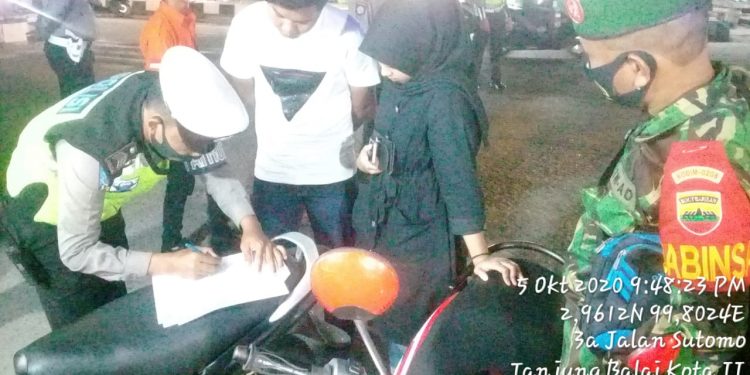 Pengawalan Protokol Kesehatan Oleh Personel Jajaran Kodim 0208/Asahan