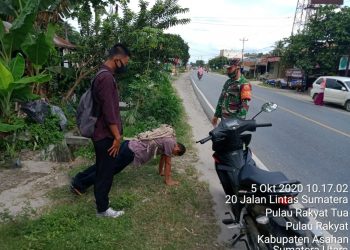 Kodim 0208/Asahan Melalui Jajarannya Bersama Instansi Terkait Berjaga Di Sepanjang Jalan Raya Guna Menindaklanjuti Pelanggar Protkes