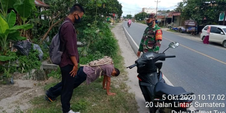 Kodim 0208/Asahan Melalui Jajarannya Bersama Instansi Terkait Berjaga Di Sepanjang Jalan Raya Guna Menindaklanjuti Pelanggar Protkes Kodim 0208/Asahan Melalui Jajarannya Bersama Instansi Terkait Berjaga Di Sepanjang Jalan Raya Guna Menindaklanjuti Pelanggar Protkes