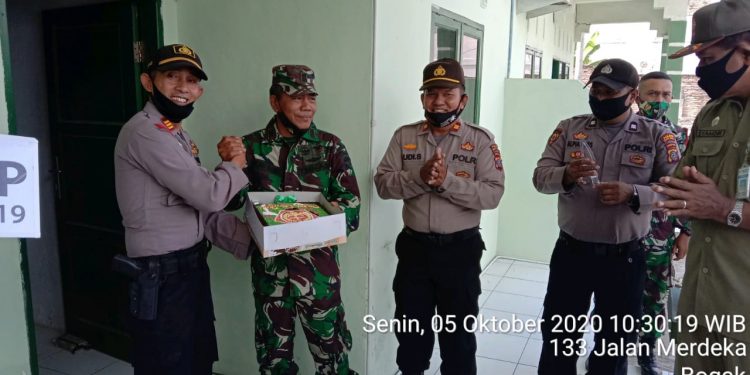 Diberi Kejutan Oleh Kapolsek Dan Satpol PP Rayakan HUT TNI Ke 75 Tahun Personil Koramil 05/Tanjung Tiram Diberi Kejutan Oleh Kapolsek Dan Satpol PP Rayakan HUT TNI Ke 75 Tahun Personil Koramil 05/Tanjung Tiram