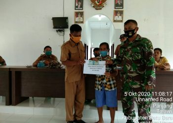 Anggota Koramil 03/Lima Puluh Kodim 0208/Asahan Dampingi Penyaluran BLT Tahap Empat
