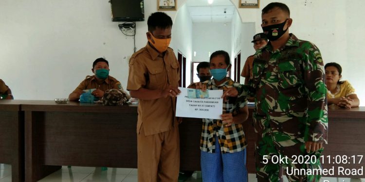 Anggota Koramil 03/Lima Puluh Kodim 0208/Asahan Dampingi Penyaluran BLT Tahap Empat Anggota Koramil 03/Lima Puluh Kodim 0208/Asahan Dampingi Penyaluran BLT Tahap Empat