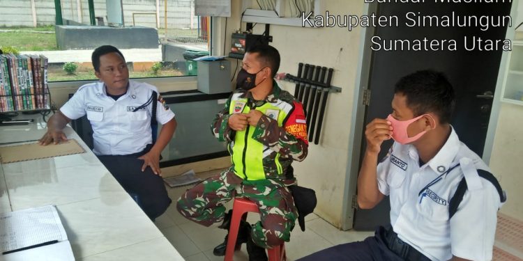 Jalin Silaturahmi, BabinsaJjaran Kodim 0207/Simalungun Melaksanakan Komsos Dengan Security PT. Japfa